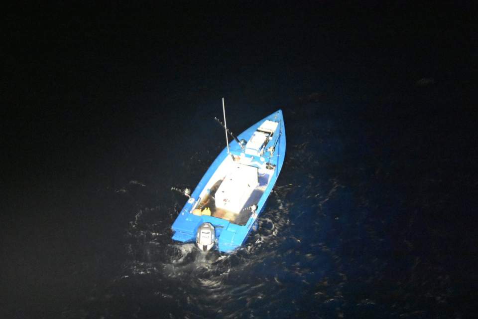 Hélitreuillage de 2 pêcheurs au large de Moorea