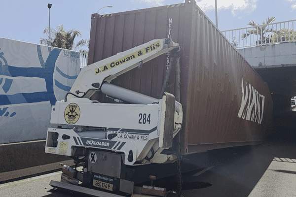 Camion encastré sous le tunnel de Punaauia : le chauffeur positif à l'alcool et placé en garde à vue