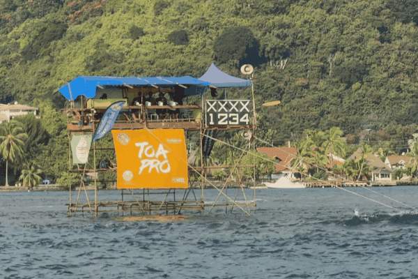 Toa Pro 2026 : deux Hawaïens s'imposent sur le spot de Taapuna