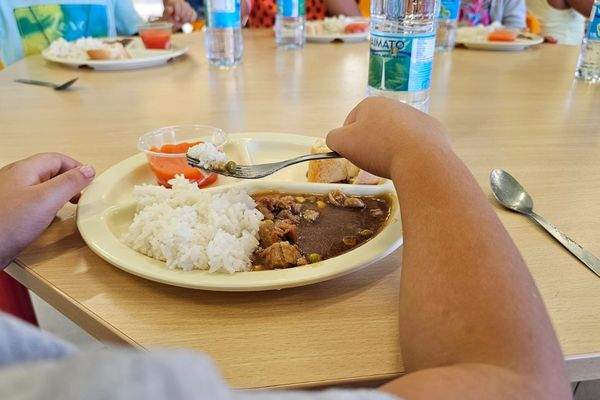 Grève à Newrest : la cantine scolaire de Papara assurée grâce à la cuisine centrale de Teva i Uta