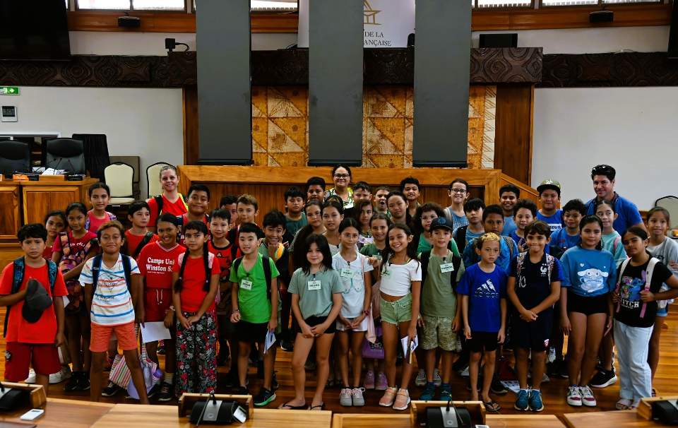 43 élèves de l’école St Jean-Baptiste de Putiaoro-Fariimata en visite à l’Assemblée