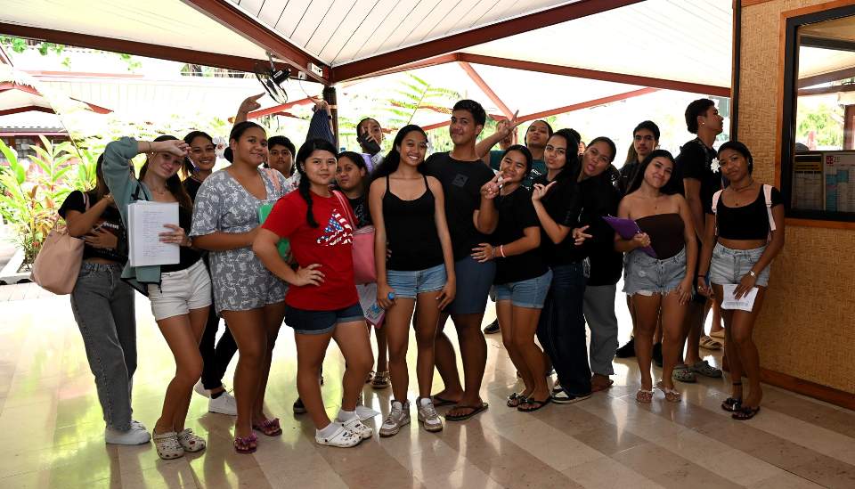 Visite guidée de la 1re STMG du lycée Polyvalent de Taiarapu Nui à l’Assemblée