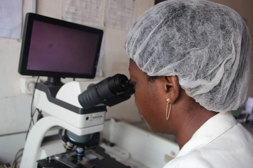 Traitements du VIH en Afrique : l'importance des essais cliniques prolongés sur le terrain