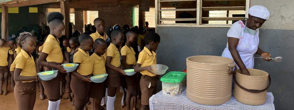 Les cantinières, maillon précaire de l'alimentation scolaire au Ghana