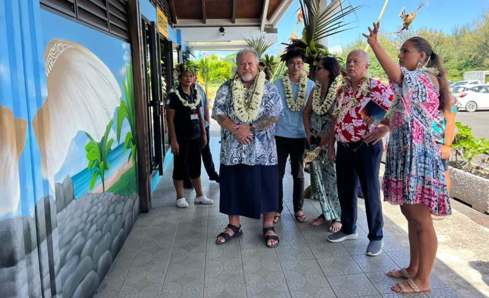 Huahine – des fresques inspirées des légendes de l’île embellissent désormais l’aérogare