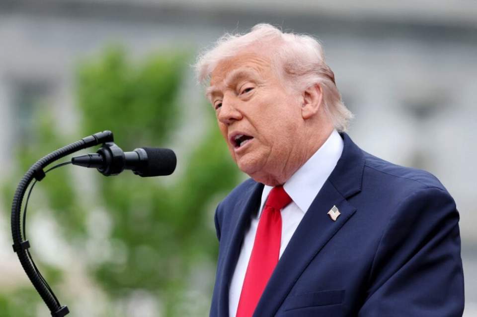 Trump veut renommer l’IA « super intelligence » et résiste aux appels à une supervision internationale