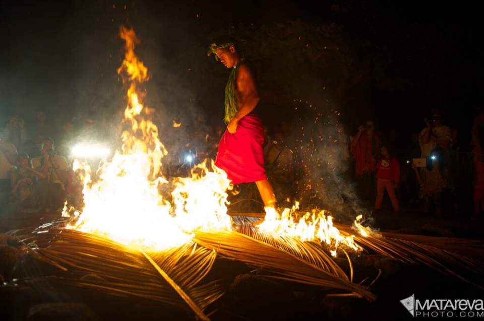 Heiva i Tahiti : umu tī, la marche sur le feu au Mahana Park le 1er juillet