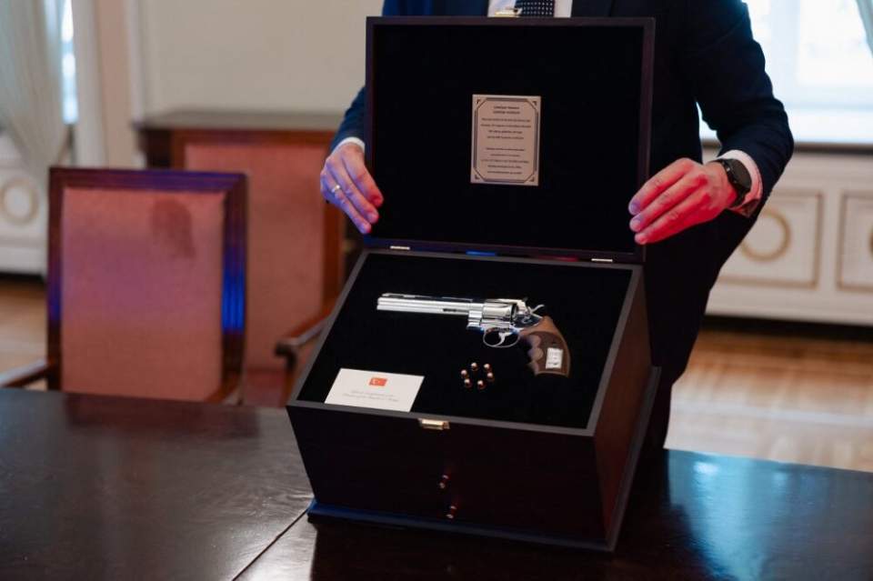 Un revolver, six balles : l’étrange cadeau du président turc aux dirigeants de l’Otan