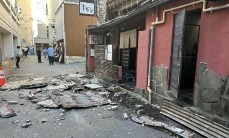 Séisme au Japon : un mort, des dizaines de blessés, des personnes piégées dans un centre commercial