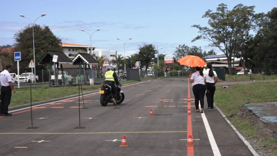 Permis moto à Tahiti : les épreuves reprennent, la sécurité se renforce